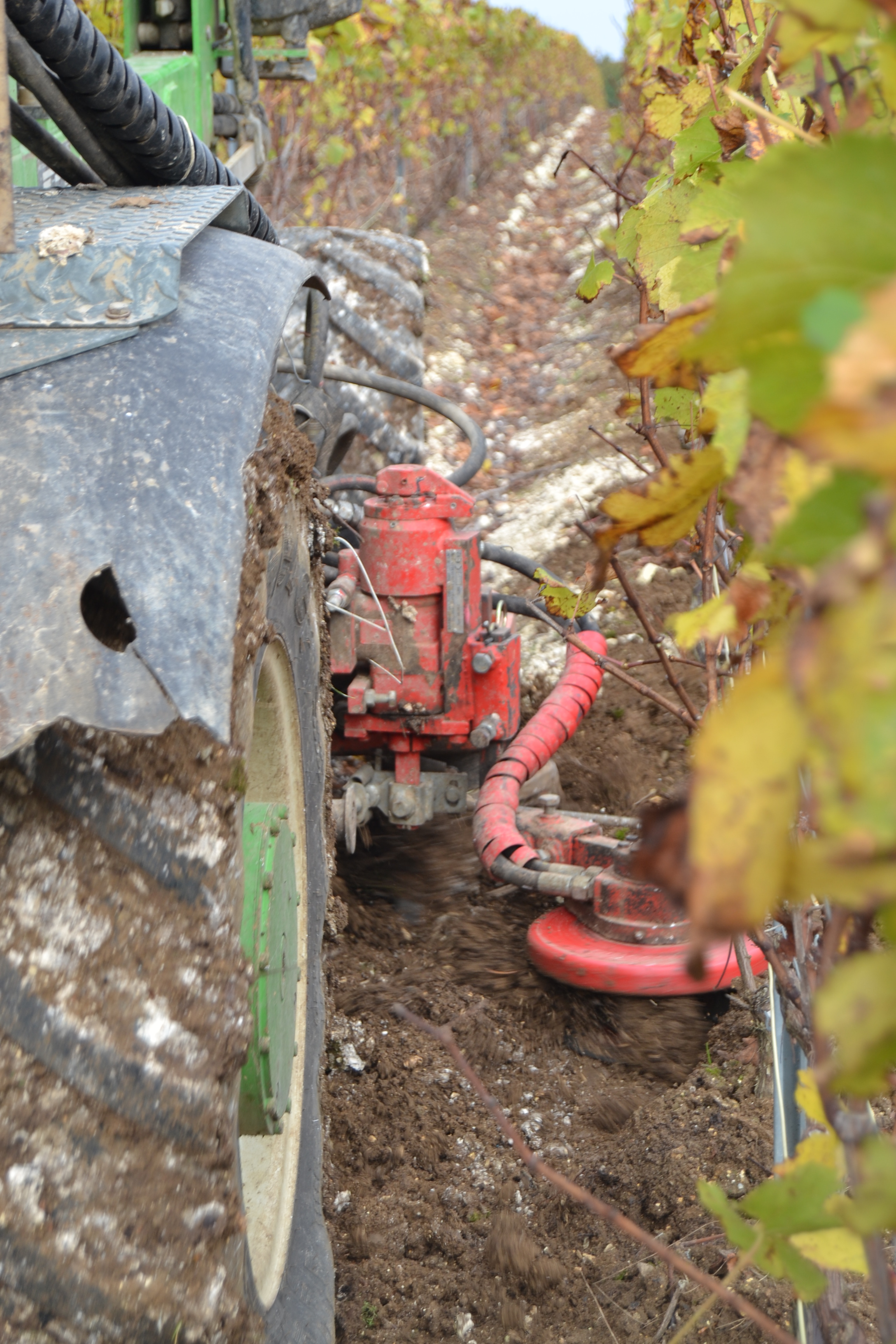 Travail du sol, entretien des vignes, Meulot à Fèrebriange, Marne, 51