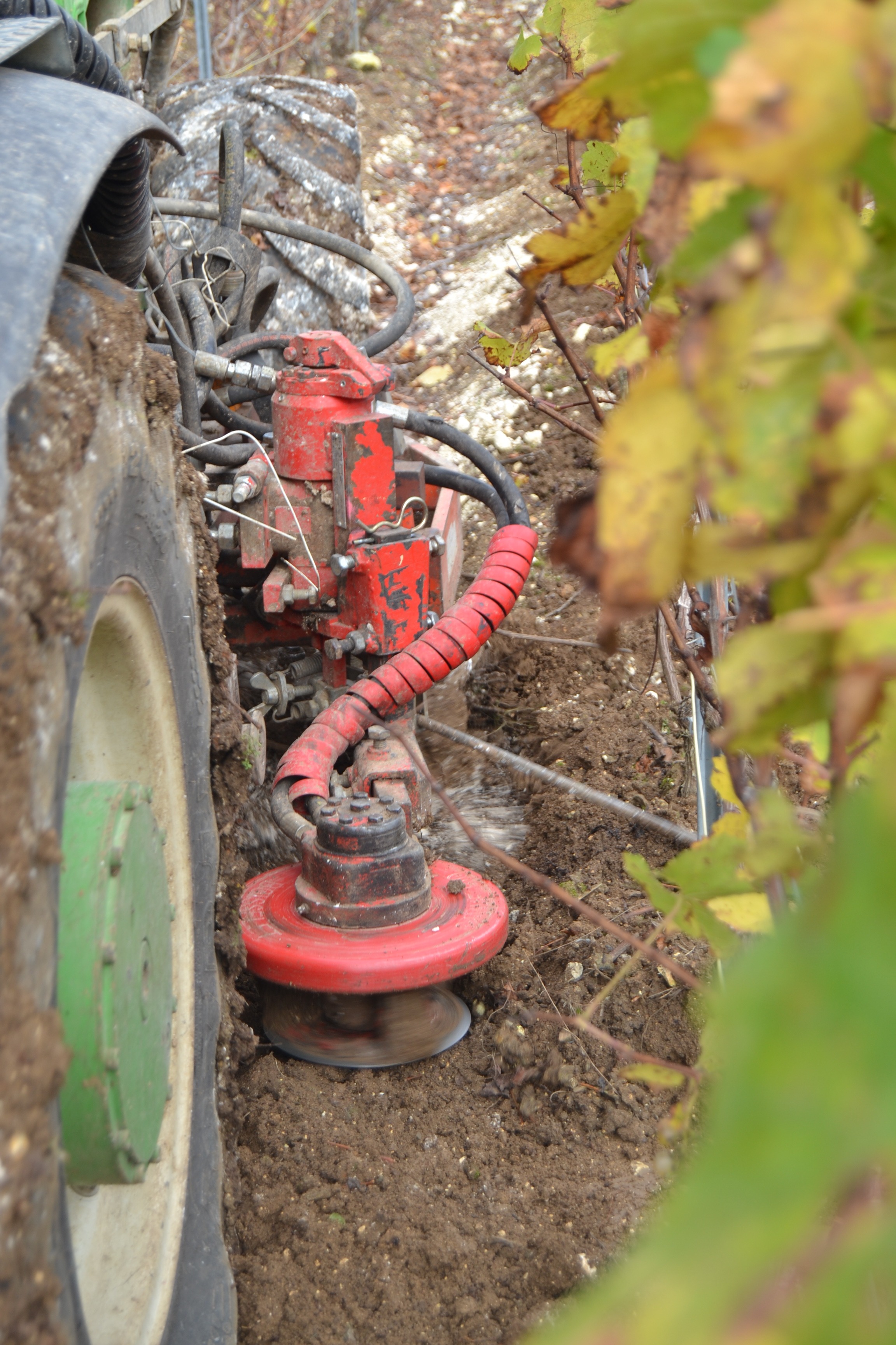 Travail du sol, entretien des vignes, Meulot à Fèrebriange, Marne, 51