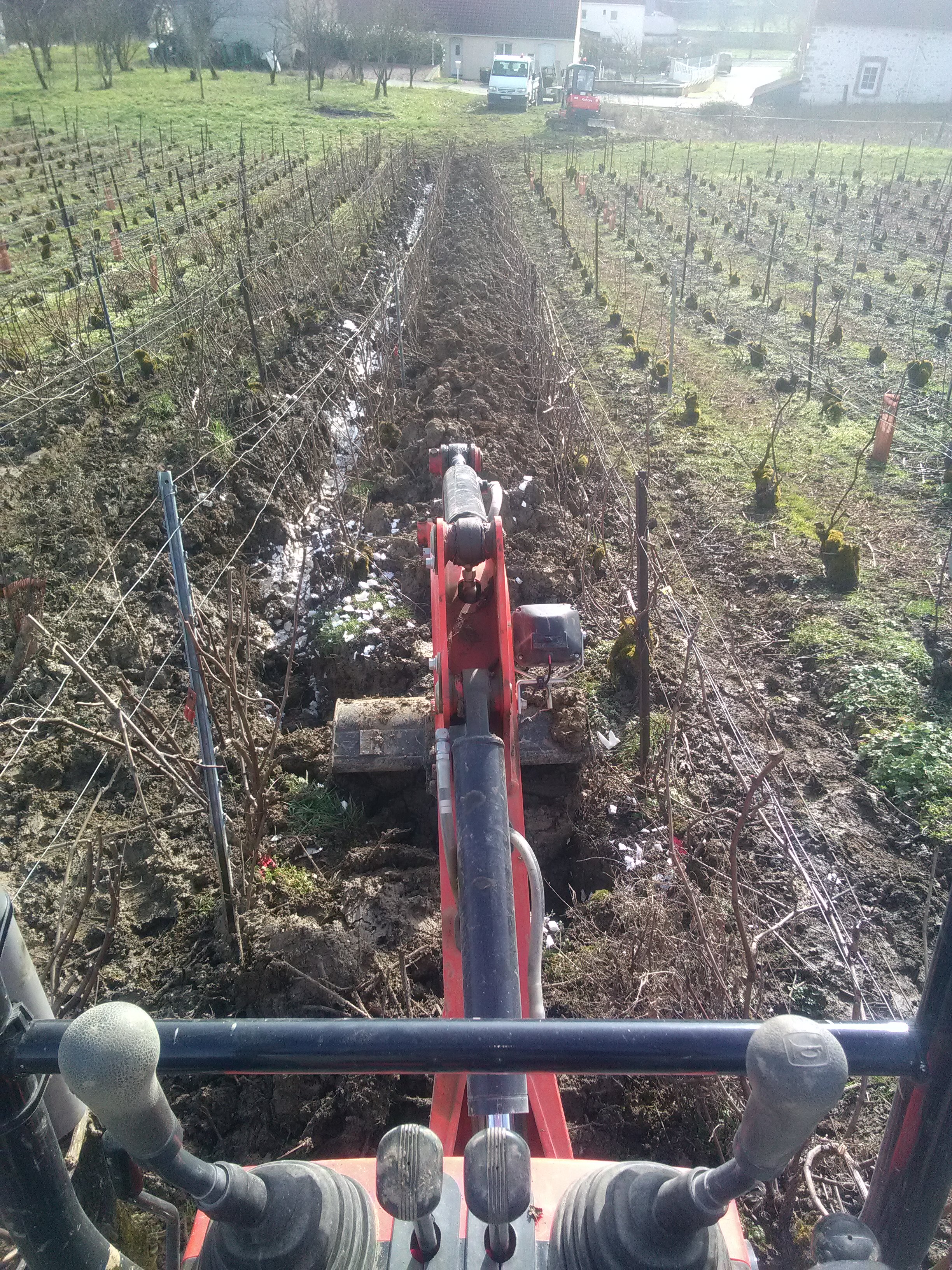 Micro pelle dans les vignes, drainage, Sarl Meulot, Fèrebrianges, Marne, 51