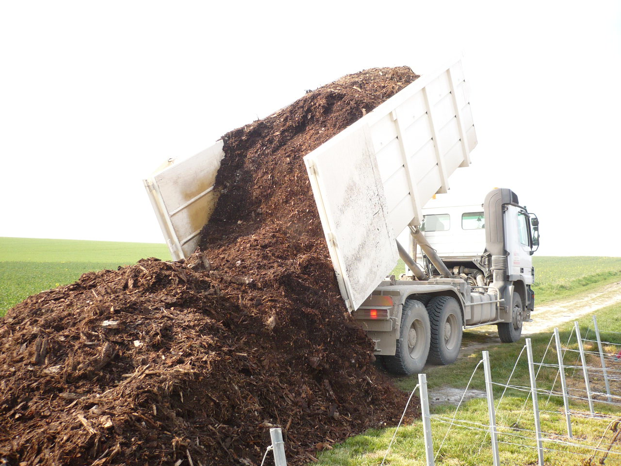 Epandage de compost, écorces, craie, Sarl Meulot, Fèrebrianges, Marne, 51